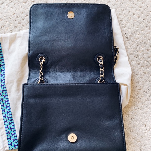 Tory Burch Fleming Quilted Shoulder Bag in Black - Picture 5 of 7